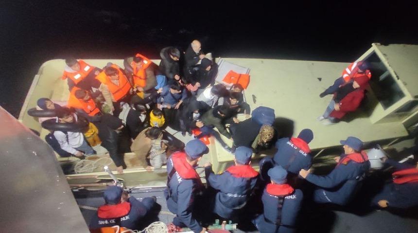 Çanakkale açıklarında 44 düzensiz göçmen ile 1 göçmen kaçakçısı yakalandı