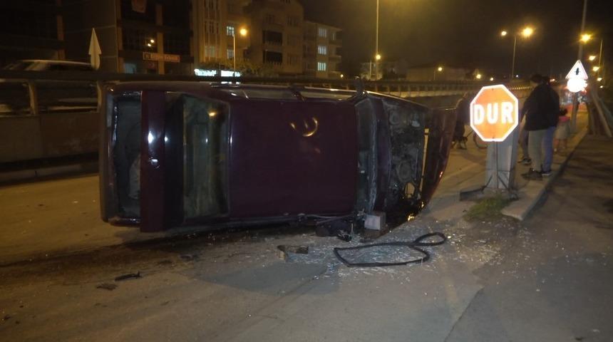 Otomobil yan yola u&ccedil;tu, s&uuml;r&uuml;c&uuml; kayıplara karıştı