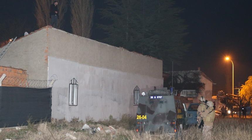 Eskişehir'de bıçakla evinin çatısına çıkan firari hükümlü polise teslim oldu