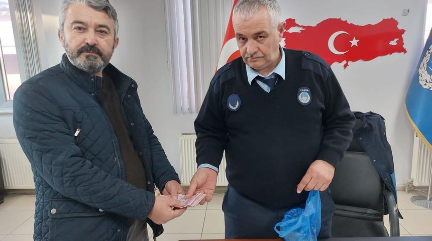 Düzce'de poşette 10 bin lira bulan kişi parayı sahibine teslim etti