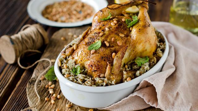 İç pilavlı tavuk dolma tarifi: İç pilavlı tavuk dolma nasıl yapılır?