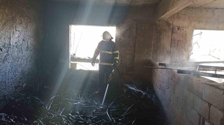 Hatay Hassa’da üç katlı binanın zemin katında yangın çıktı