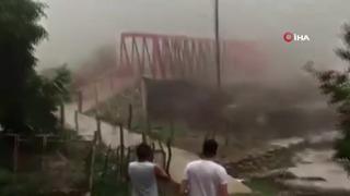 Arjantin’de dehşete düşüren görüntü! Yaya köprüsü sel sularına kapıldı