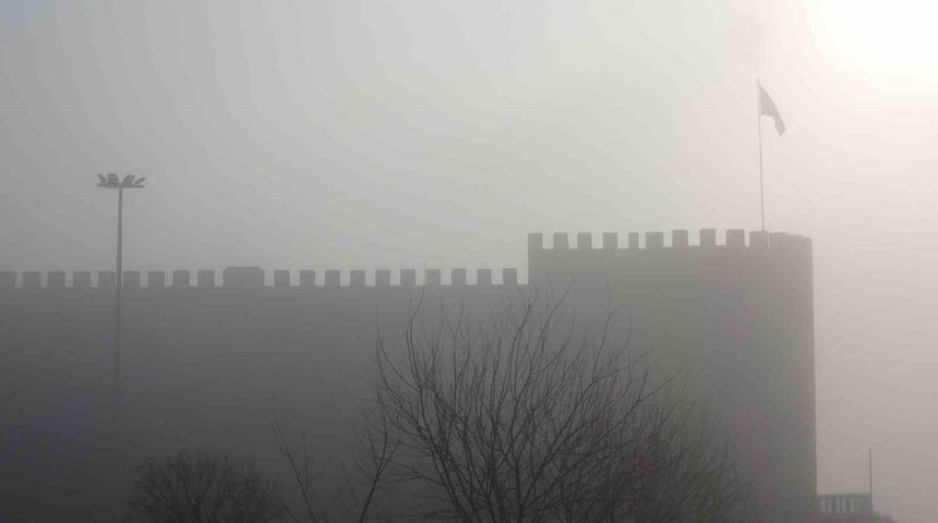 Diyarbakır’da tarihi yapılar sis altında kaldı