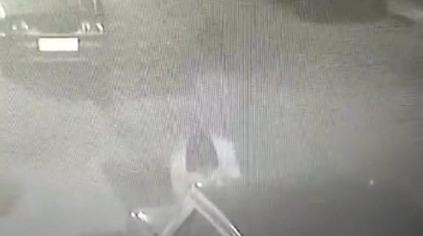 2 ayda 2 kez soyulan aracın hırsızlık g&ouml;r&uuml;nt&uuml;s&uuml; g&uuml;venlik kameralarına yansıdı