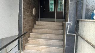 Genç kız gece yarısı eve girecekken kabus yaşadı! Kasklı saldırgan ortalığı kan gölüne çevirdi: 'Abi korkuttun beni'