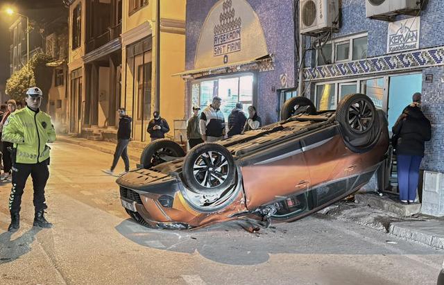 Edirne'de otomobilin devrilmesi güvenlik kamerasına yansıdı