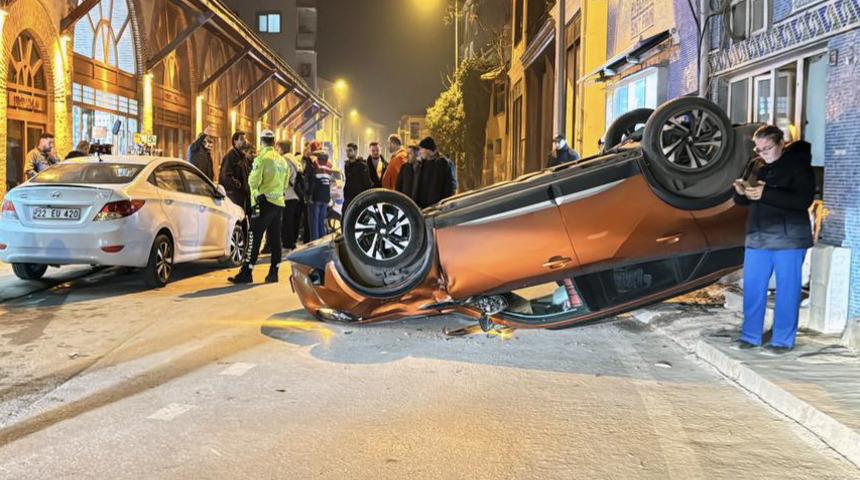 Edirne'de otomobilin devrilmesi güvenlik kamerasına yansıdı