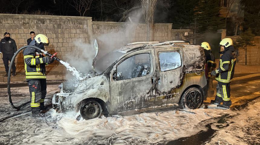 Kayseri'de seyir halindeyken alev alan hafif ticari araç yandı