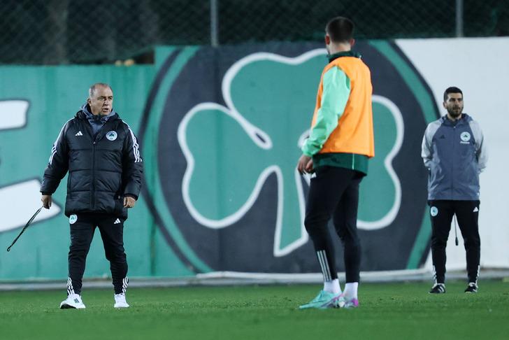 Fatih Terim'in Panathinaikos ile ilk antrenmanında dikkat çeken hamle! Oyuncuları teker teker yanına topladı ve... G1
