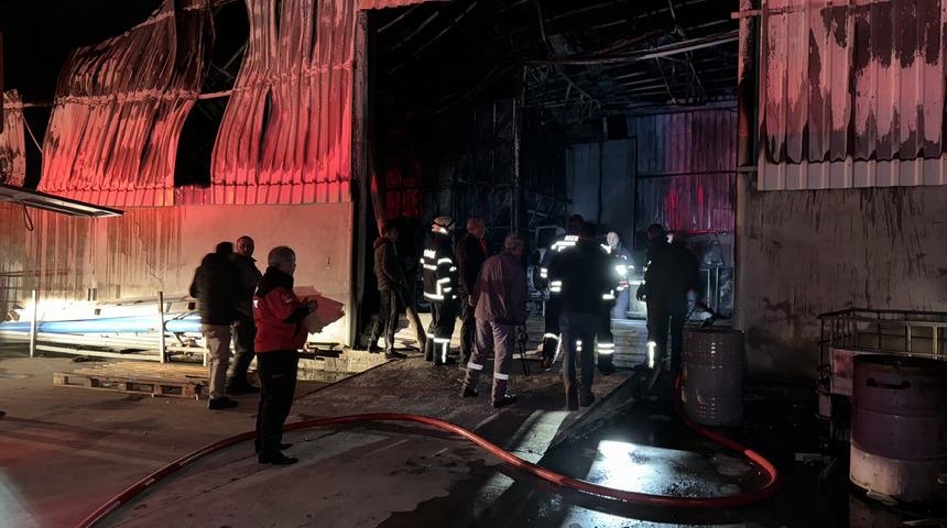 Rize'de mobilya firmasına ait depo yandı