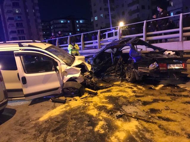 Mersin'de 3 aracın karıştığı kazada 2 kişi öldü, 4 kişi yaralandı