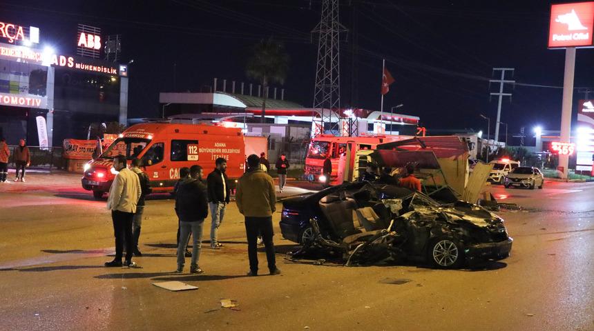 Adana'da kamyonetle otomobilin çarpışması sonucu 1 kişi öldü, 3 kişi yaralandı