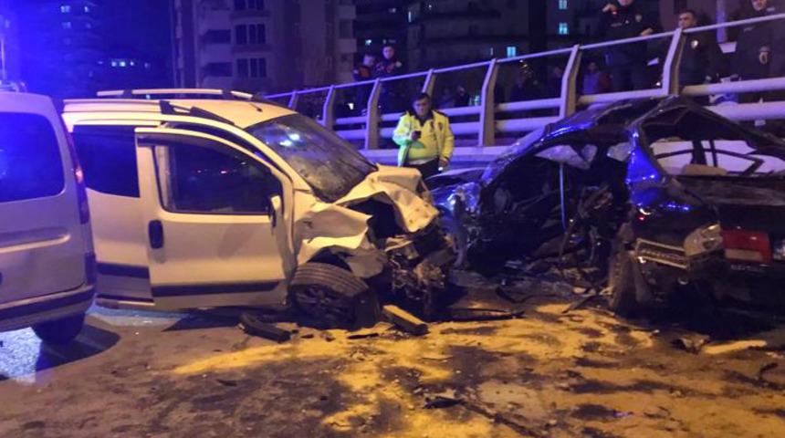 Mersin'de feci kaza! Karşı şeritteki araçlara çarptı: 2 ölü 4 yaralı