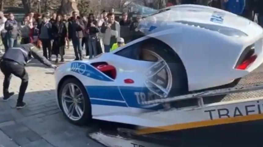 Yer: İstanbul! Gören telefona sarıldı: Sultanahmet'e Ferrari marka polis aracı özel çekici ile getirildi