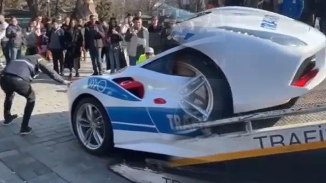 Yer: İstanbul! Gören telefona sarıldı: Sultanahmet'e Ferrari marka polis aracı özel çekici ile getirildi