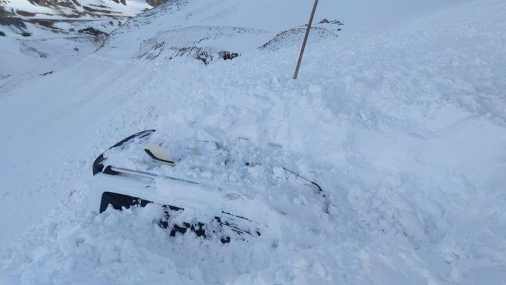 Çığ 2 aracı uçuruma yuvarladı G4