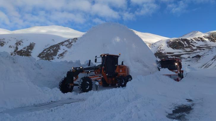 Çığ 2 aracı uçuruma yuvarladı G5