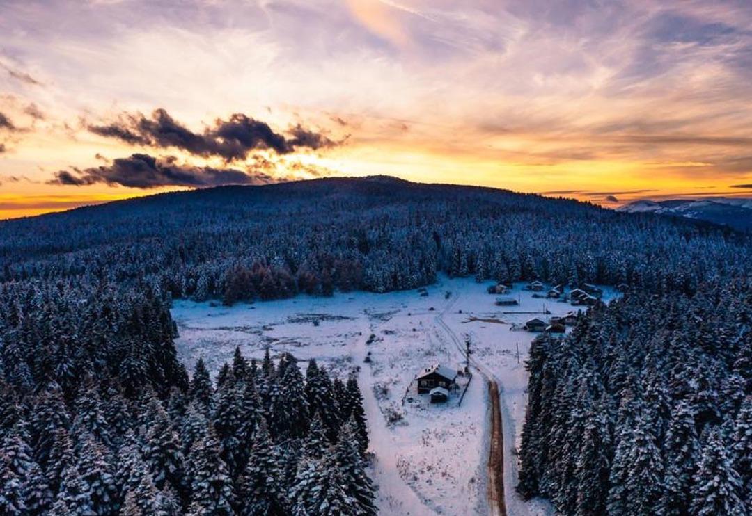 G&ouml;renleri hayran bıraktı! Kartpostallık fotoğraflar... Kar manzarasında g&ouml;rsel ş&ouml;len