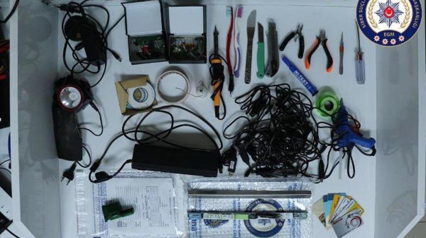 Dolandırıcılar ATM'ye kart kopyalama cihazı yerleştirirken yakalandı