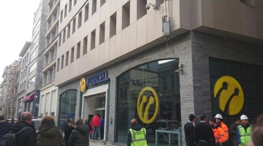 İstiklal Caddesi'nde kadının başına tahta d&uuml;şt&uuml; (1)