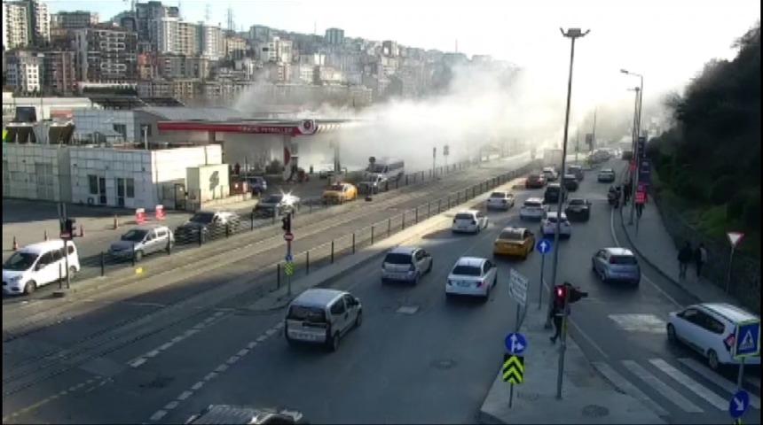 SON DAKİKA | Eyüpsultan’da araç akaryakıt istasyonuna daldı, faciadan dönüldü