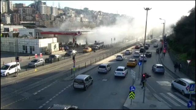SON DAKİKA | Eyüpsultan’da araç akaryakıt istasyonuna daldı, faciadan dönüldü