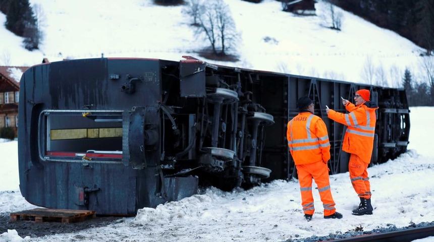 &Ouml;l&uuml;mc&uuml;l fırtınalar Avrupa'da &uuml;&ccedil; kişiyi &ouml;ld&uuml;rd&uuml;, Eyfel Kulesi r&uuml;zgardan kapandı