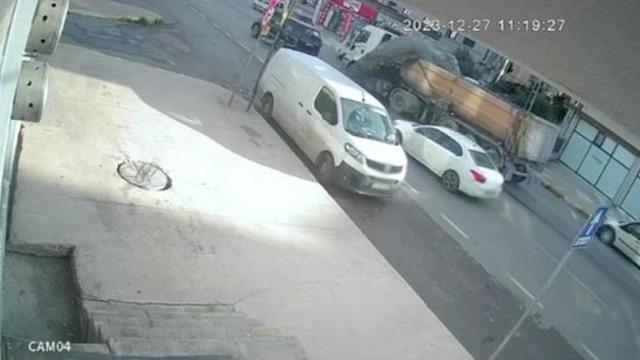 Kamyon ani fren yaptı, dorsesindeki çimento araçların üzerine döküldü! O anlar kamerada
