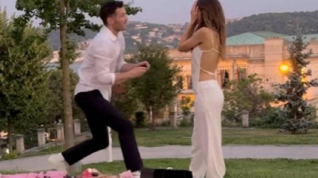 Boğaz'da sürpriz teklif! Ünlü oyuncu Aslı Sümen İngiliz sevgilisi ile evleniyor!