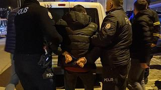 Kendini eve kilitledi, eşyaları ateşe verdi! Genç, bakın nasıl ikna edildi