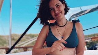 Bergüzar Korel yeni imajıyla poz verip içini döktü! Acaba Allah’ın gücüne gider mi?