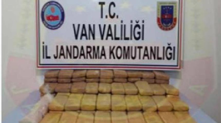 İran sınırında yakalanan iki kişinin sırtındaki &ccedil;uvallardan 53 kilo eroin &ccedil;ıktı