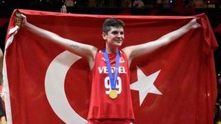 'Şaka mı bu?' Suudi Arabistan'daki tarihi ayıba bir tepki de Ebrar Karakurt'tan geldi! 'Her şeyi ben karşılarım'