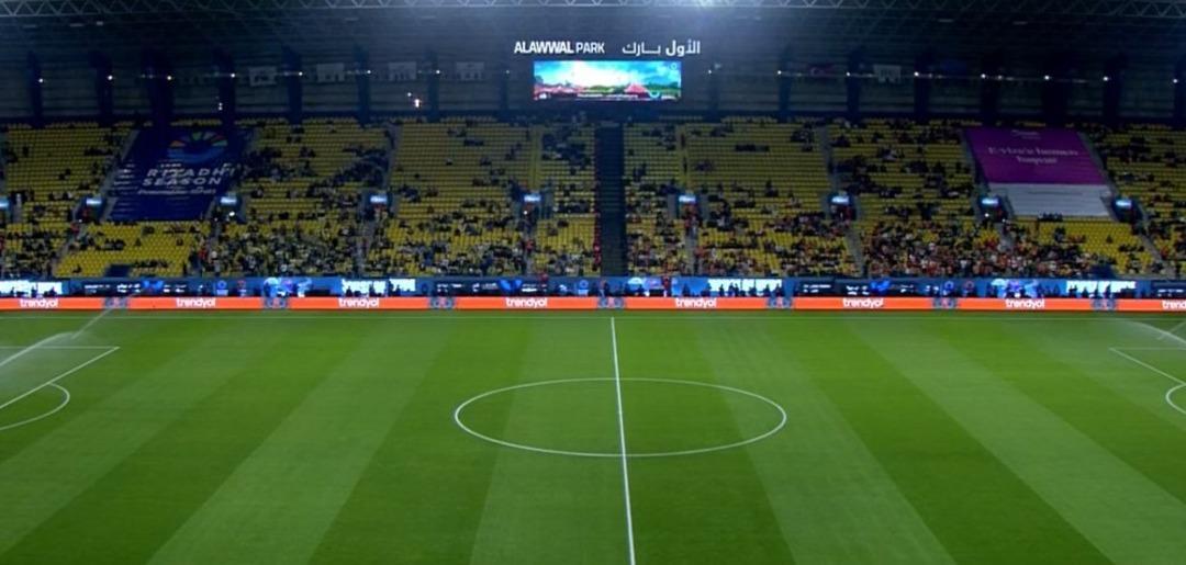 Arabistan'da skandal &uuml;st&uuml;ne skandal! "Mustafa Kemal Atat&uuml;rk'&uuml;n Askerleriyiz" tezah&uuml;ratı ve İstiklal Marşı sonrası son ses m&uuml;zik a&ccedil;tılar