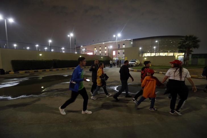 Suudi Arabistan hükümeti, soyunma odamızın önüne polis yığdı! Atatürk tişörtü ve pankartını engellemek için skandal üstüne skandal hamle G1