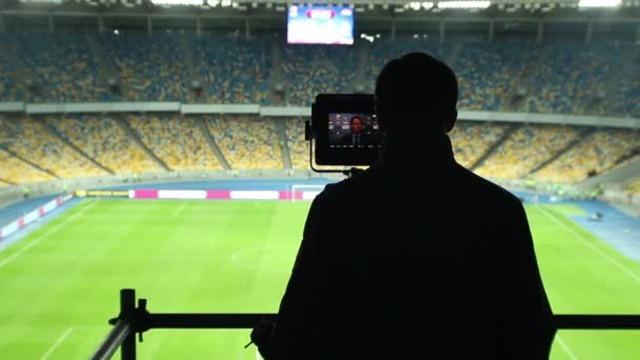 depositphotos_48548443-stock-video-cameraman-shooting-covering-football-match