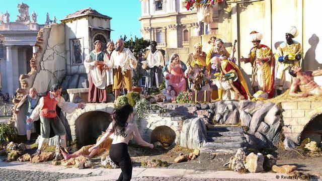 FEMEN üyesinden Vatikan'da üstsüz eylem