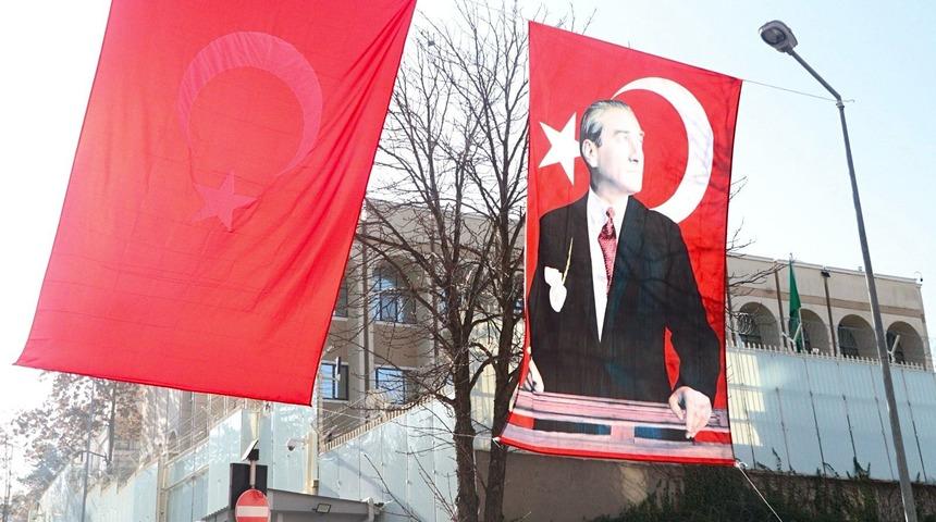 Ankara'daki Suudi Arabistan Büyükelçiliği çevresi Atatürk posterleriyle donatıldı