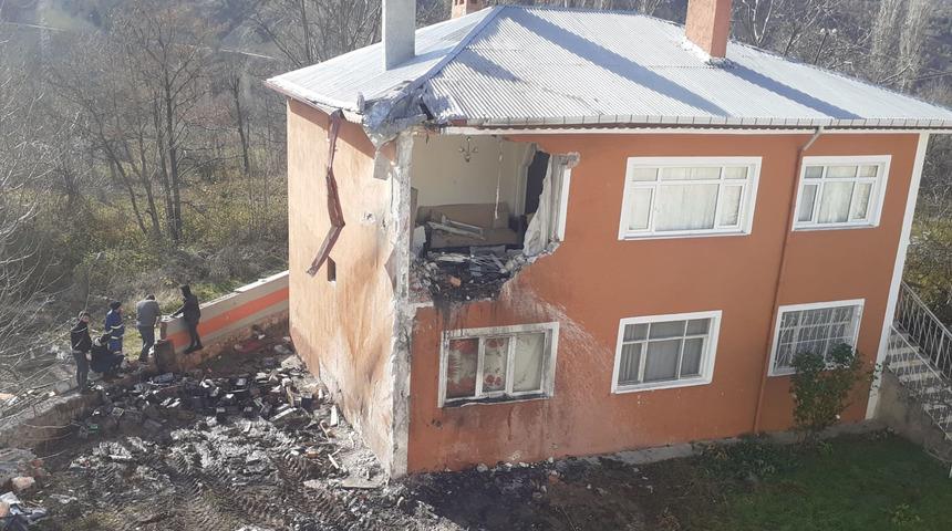Yanlış görmüyorsunuz! Kamyon ikinci kata uçtu: Evin duvarı yıkıldı, sürücünün durumu ağır