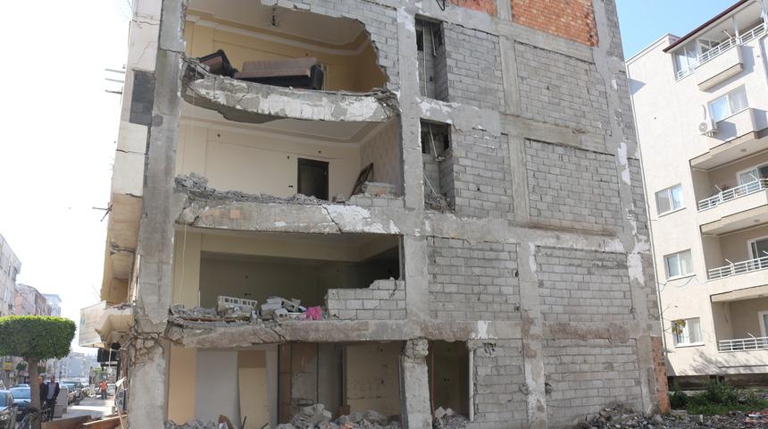 Depremde çökmemiş olması bile mucize! Ayakta zor duran bina yıkılmaması için mahkemeye verildi