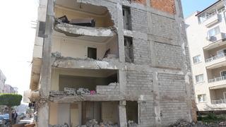 Depremde çökmemiş olması bile mucize! Ayakta zor duran bina yıkılmaması için mahkemeye verildi