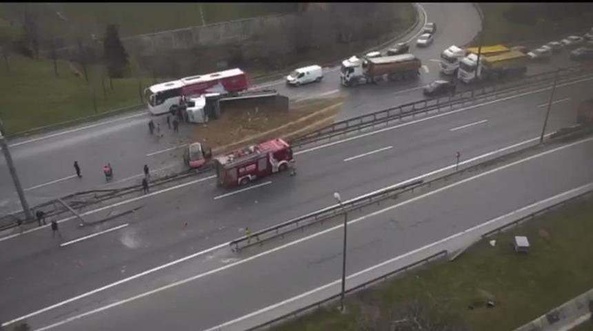 Basın Ekspres Yolu'nda kamyonlar devrildi! Yolda trafik oluştu, yaralılar var