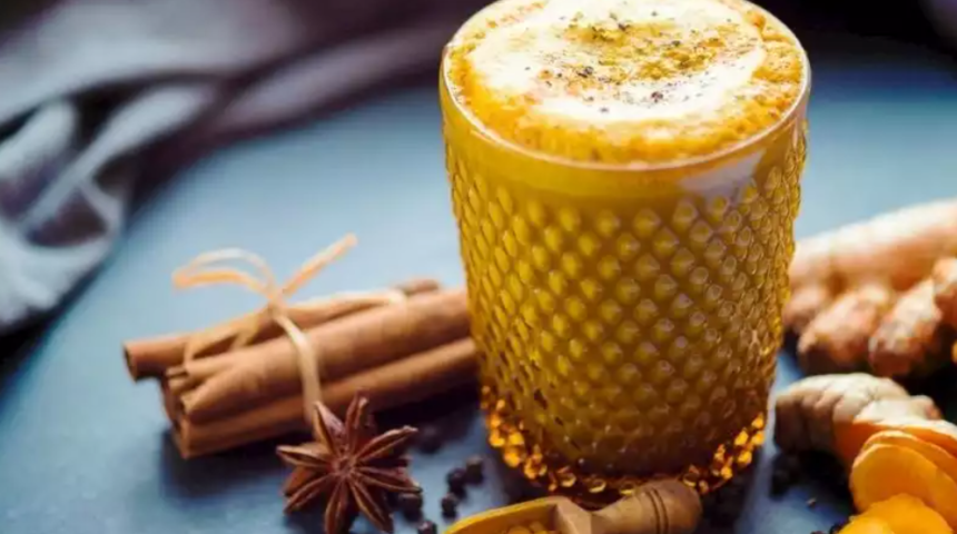 Etkisine şaşıracaksınız: Yağ yakan altın s&uuml;t tarifi!