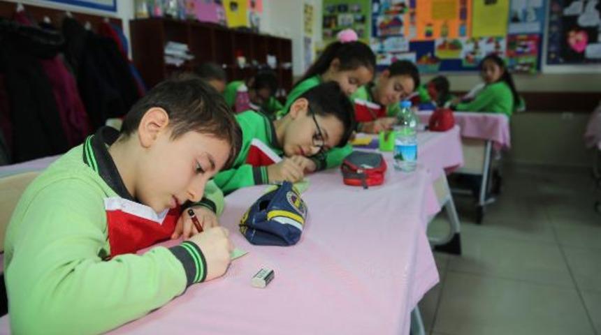 &Ouml;ğrencilerin&nbsp;yılbaşı tebrik kartına, askerlerden g&ouml;r&uuml;nt&uuml;l&uuml; yanıt