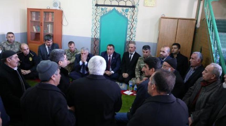 Varto Kaymakamı &Ccedil;etin, husumetli aileleri barıştırdı