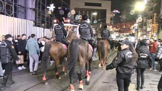 Taksim'de atlı polisler ve Bentley marka polis aracı yılbaşı mesaisinde! Turistlerin ilgi odağı oldular, yılbaşından renkli görüntüle