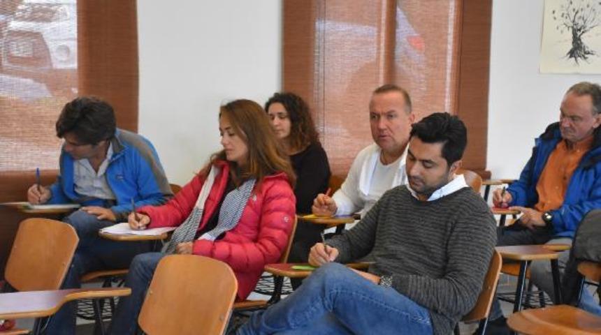 Şehrin stresinden ka&ccedil;tılar zeytinin okuluna gidiyorlar