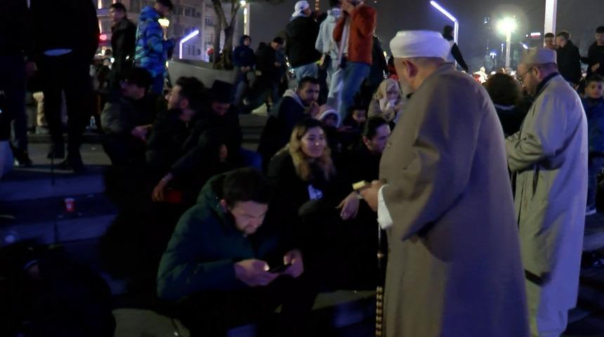 Tebliğciler yılbaşı akşamı Taksim Meydanı'nda bildiri dağıttı