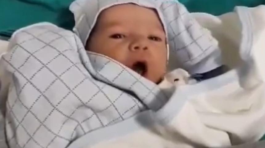 Bakan Koca duyurdu! İşte yeni yılın ilk bebeği